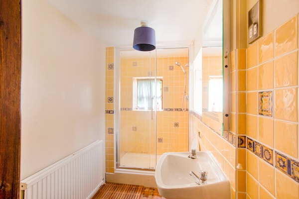 Foto van Fijn vakantiehuis in Welshpool met een tuin - Vakantiehuis in Welshpool - BathRoom