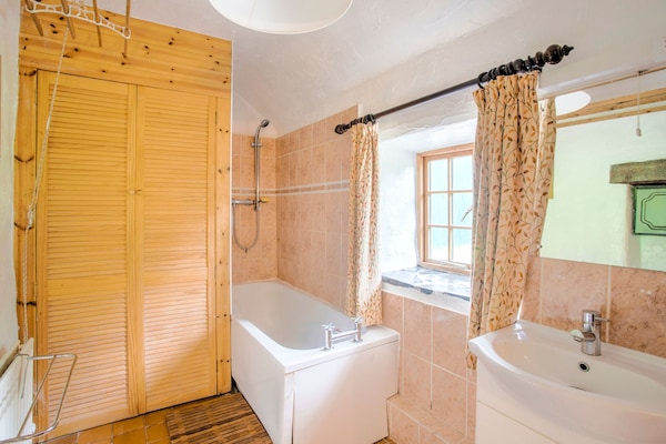 Foto van Fijn vakantiehuis in Welshpool met een tuin - Vakantiehuis in Welshpool - BathRoom