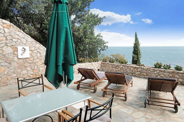 Foto van Villa bij Kissakas Strand met Zeezicht - Vakantiehuis in Pera Melana - TerraceBalcony
