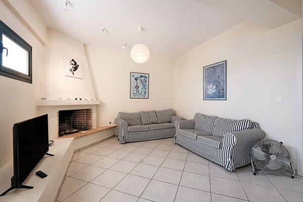 Foto van Villa bij Kissakas Strand met Zeezicht - Vakantiehuis in Pera Melana - LivingRoom