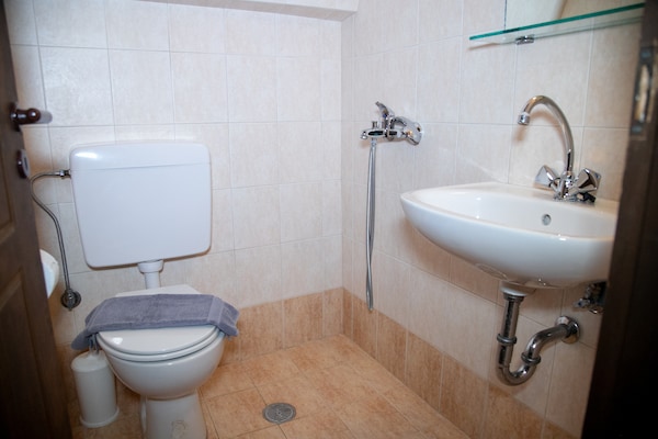 Foto van Huis in Pyrgos Dirou bij Halikia Strand - Vakantiehuis in Pyrgos Dirou - BathRoom