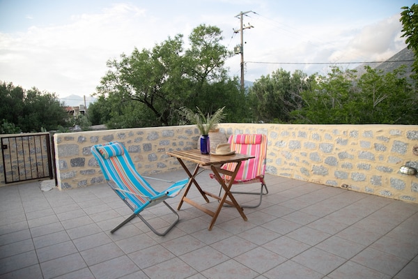 Foto van Huis in Pyrgos Dirou bij Halikia Strand - Vakantiehuis in Pyrgos Dirou - TerraceBalcony