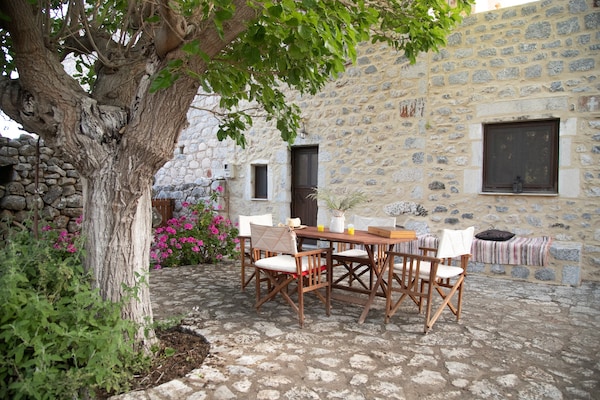 Foto van Huis in Pyrgos Dirou bij Halikia Strand - Vakantiehuis in Pyrgos Dirou - TerraceBalcony