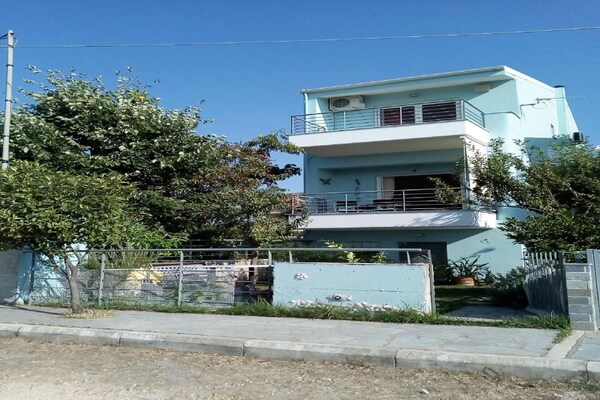 Foto van Vrolijk vakantiehuis in Preveza met tuin - Vakantiehuis in Preveza - ExteriorSummer