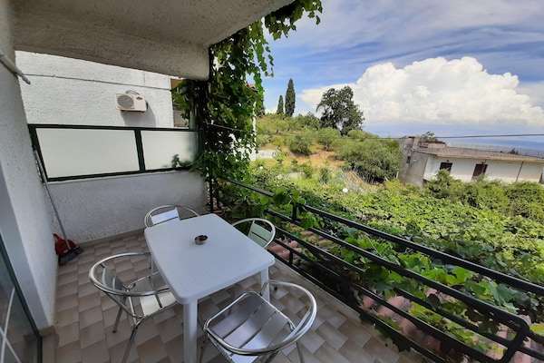 Foto van Geweldig appartement in Mpenitses met terras - Vakantiehuis in Mpenitses - TerraceBalcony