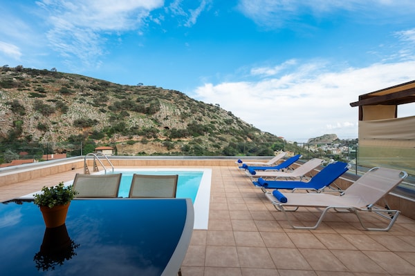Foto van Villa nabij het strand van Palaiokastro - Vakantiehuis in Palaiokastro - PoolOfHouse