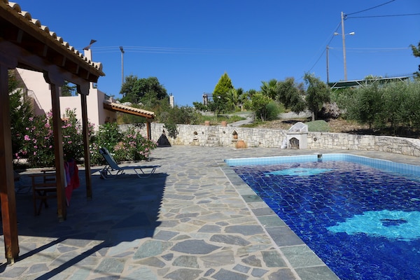 Foto van Villa in Axos met zwembad bij Panormo - Vakantiehuis in Axos - Rethymno - ExteriorSummer