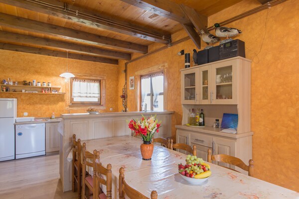 Foto van Vakantiehuis in Gorski Kotar met zwembad - Vakantiehuis in Brod Moravice - DiningRoom