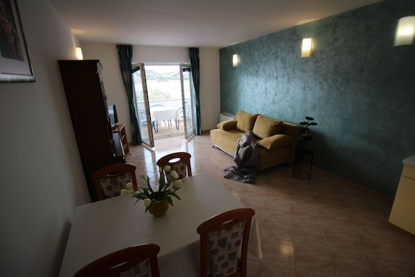 Foto van Charmant appartement aan zee voor 4 personen - Vakantiehuis in Stara Novalja - DiningRoom