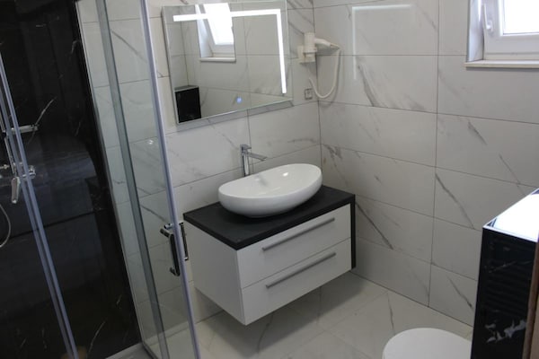 Foto van Appartement met zeezicht in Stara Novalja - Vakantiehuis in Stara Novalja - BathRoom