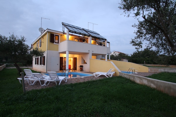 Foto van Vakantiehuis in Novigrad met privézwembad - Vakantiehuis in Novigrad - ExteriorSummer