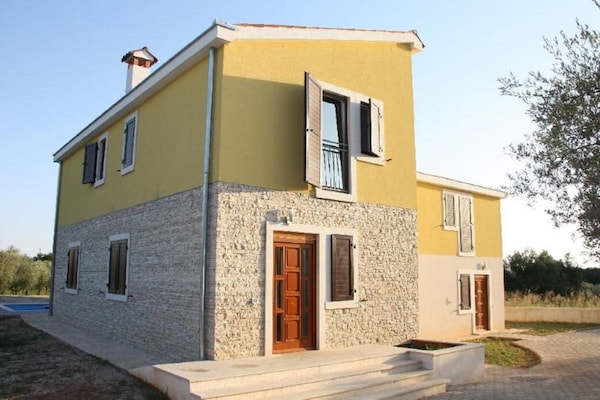 Foto van Vakantiehuis in Novigrad met privézwembad - Vakantiehuis in Novigrad - ExteriorSummer