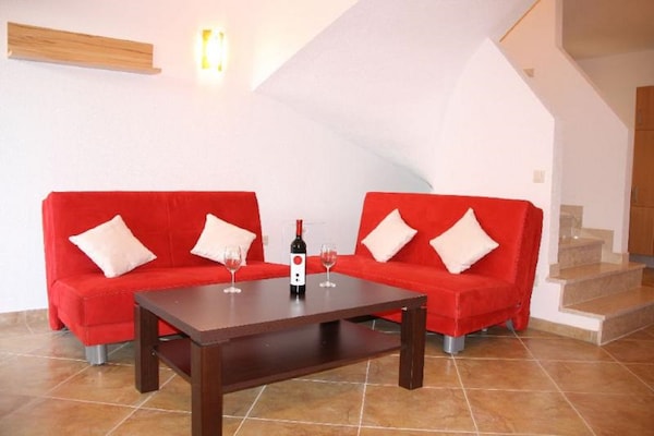 Foto van Vakantiehuis in Novigrad met privézwembad - Vakantiehuis in Novigrad - LivingRoom