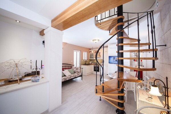 Foto van Stenen Huis in Podgora met Zeezicht - Vakantiehuis in Podgora - ExteriorSummer