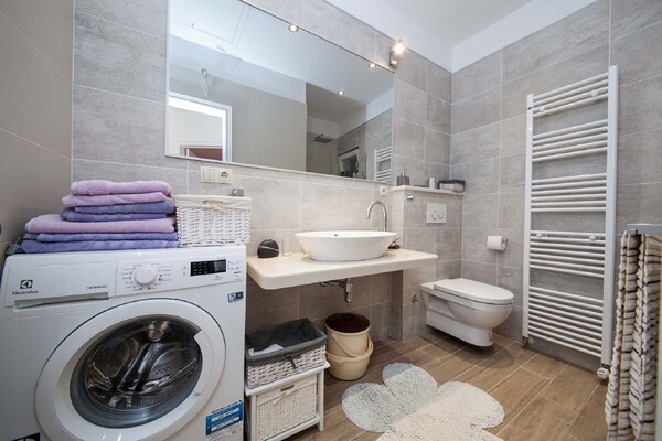 Foto van Stenen Huis in Podgora met Zeezicht - Vakantiehuis in Podgora - BathRoom