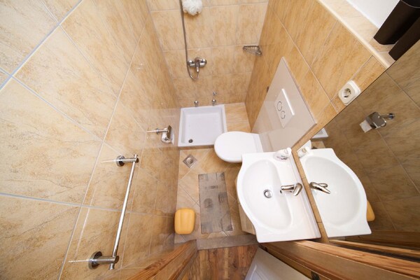 Foto van Stenen Huis in Podgora met Zeezicht - Vakantiehuis in Podgora - BathRoom