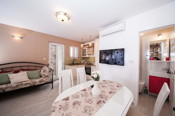 Foto van Stenen Huis in Podgora met Zeezicht - Vakantiehuis in Podgora - LivingRoom