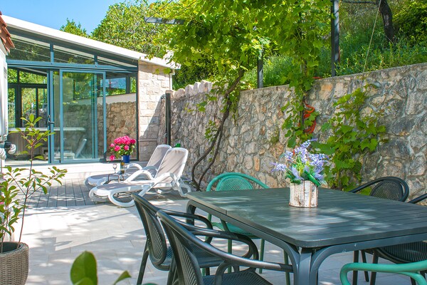 Foto van Stenen Huis in Podgora met Zeezicht - Vakantiehuis in Podgora - ExteriorSummer