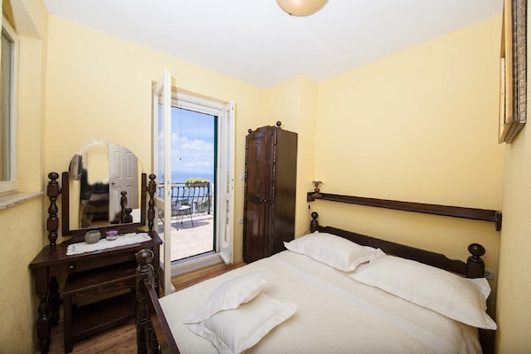 Foto van Stenen Huis in Podgora met Zeezicht - Vakantiehuis in Podgora - BedRoom