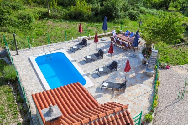 Foto van Villa in Tučepi met Zwembad bij Strand - Vakantiehuis in Tučepi - PoolOfHouse