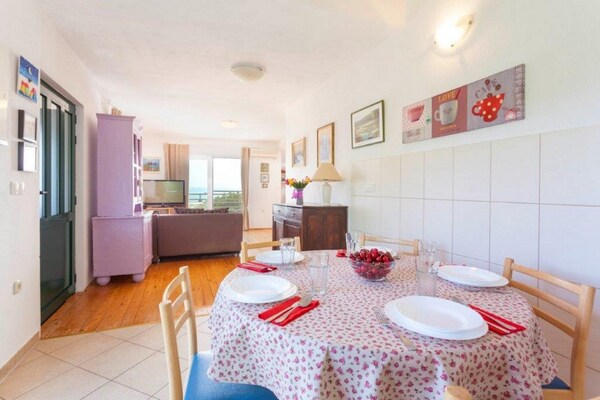 Foto van Villa in Tučepi met Zwembad bij Strand - Vakantiehuis in Tučepi - DiningRoom