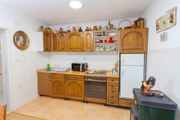 Foto van Villa in Tučepi met Zwembad bij Strand - Vakantiehuis in Tučepi - Kitchen