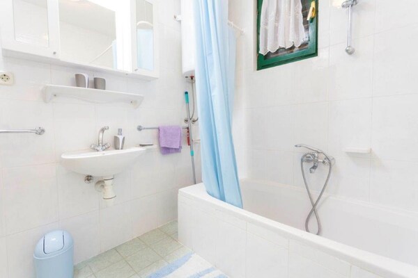 Foto van Villa in Tučepi met Zwembad bij Strand - Vakantiehuis in Tučepi - BathRoom