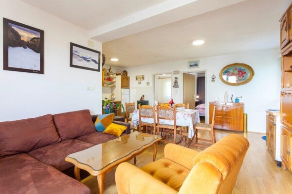 Foto van Villa in Tučepi met Zwembad bij Strand - Vakantiehuis in Tučepi - LivingRoom