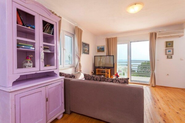 Foto van Villa in Tučepi met Zwembad bij Strand - Vakantiehuis in Tučepi - LivingRoom