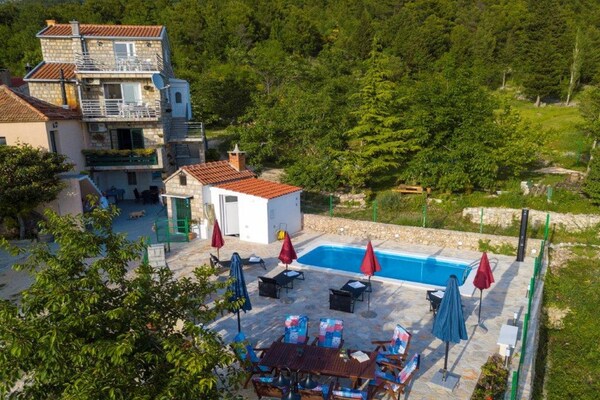 Foto van Villa in Tučepi met Zwembad bij Strand - Vakantiehuis in Tučepi - ExteriorSummer