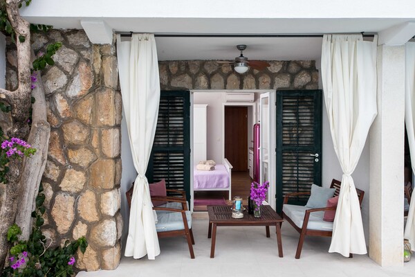 Foto van Villa Mirjana - Standard Studio Apartment with Terrace and Sea View (Lavanda) - terrace