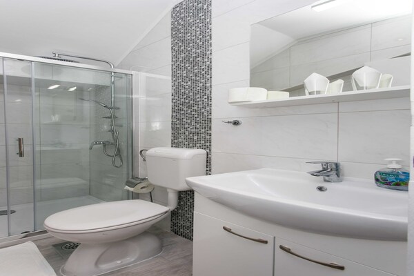 Foto van Villa Mirjana - Standard Studio Apartment with Terrace and Sea View (Lavanda) - BathRoom