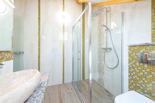 Foto van Villa Mia -Three-Bedroom Villa with Swimming Pool - Vakantiehuis in Trsteno - BathRoom