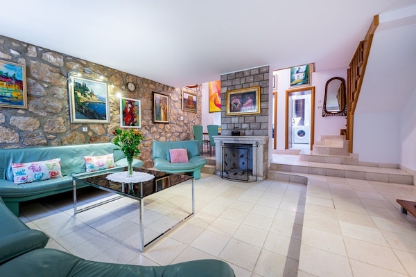 Foto van Villa Mia -Three-Bedroom Villa with Swimming Pool - Vakantiehuis in Trsteno - LivingRoom