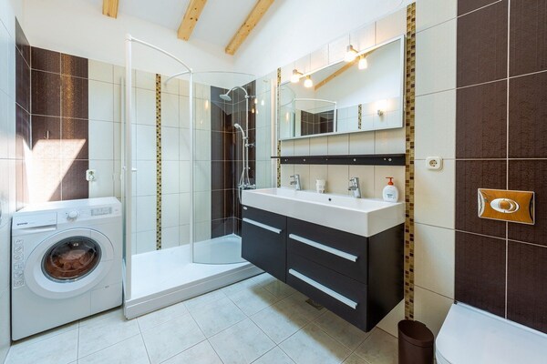 Foto van Villa Mia -Three-Bedroom Villa with Swimming Pool - Vakantiehuis in Trsteno - BathRoom