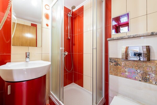 Foto van Villa Mia -Three-Bedroom Villa with Swimming Pool - Vakantiehuis in Trsteno - BathRoom
