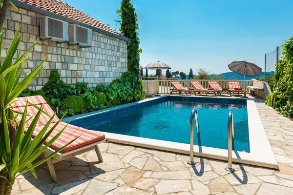 Foto van Villa Mia -Three-Bedroom Villa with Swimming Pool - Vakantiehuis in Trsteno - Outdoor