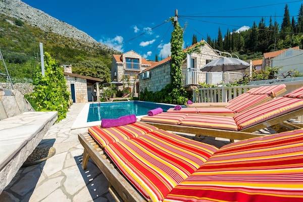 Foto van Villa Mia -Three-Bedroom Villa with Swimming Pool - Vakantiehuis in Trsteno - terrace