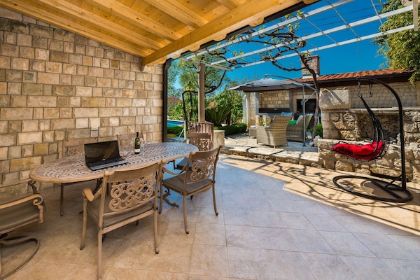 Foto van Villa Mia -Three-Bedroom Villa with Swimming Pool - Vakantiehuis in Trsteno - terrace