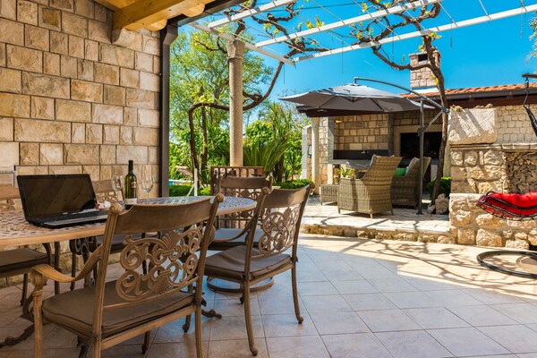 Foto van Villa Mia -Three-Bedroom Villa with Swimming Pool - Vakantiehuis in Trsteno - terrace