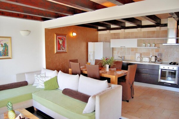 Foto van Villa Tony - Five Bedroom Villa with Terrace, Swimming Pool and Sea View - LivingRoom
