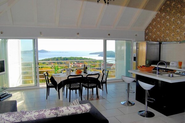 Foto van Villa Tony - Five Bedroom Villa with Terrace, Swimming Pool and Sea View - DiningRoom