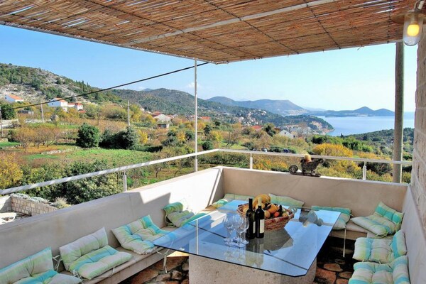 Foto van Villa Tony - Five Bedroom Villa with Terrace, Swimming Pool and Sea View - TerraceBalcony
