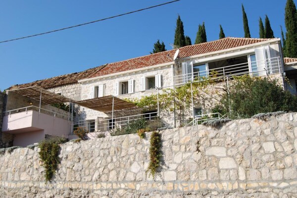 Foto van Villa Tony - Five Bedroom Villa with Terrace, Swimming Pool and Sea View - ExteriorSummer