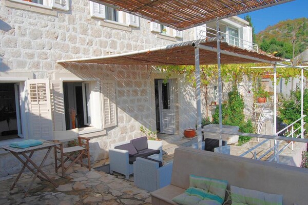 Foto van Villa Tony - Five Bedroom Villa with Terrace, Swimming Pool and Sea View - TerraceBalcony