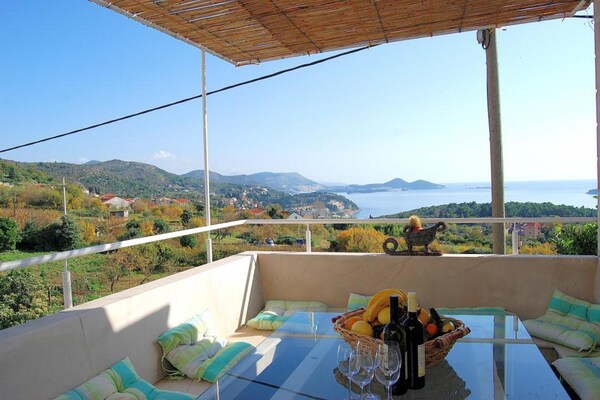 Foto van Villa Tony - Five Bedroom Villa with Terrace, Swimming Pool and Sea View - TerraceBalcony