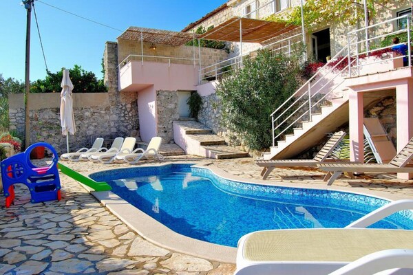 Foto van Villa Tony - Five Bedroom Villa with Terrace, Swimming Pool and Sea View - PoolOfHouse
