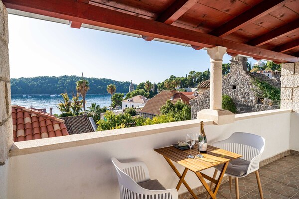 Foto van Villa Vista Old Town - Four Bedroom House with Terrace and Sea View - TerraceBalcony