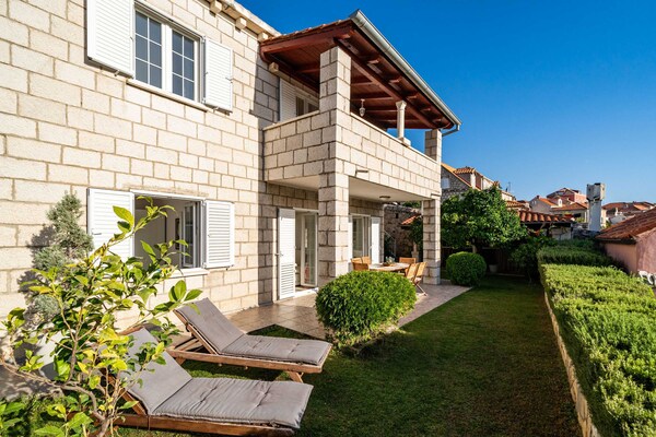 Foto van Villa Vista Old Town - Four Bedroom House with Terrace and Sea View - terrace