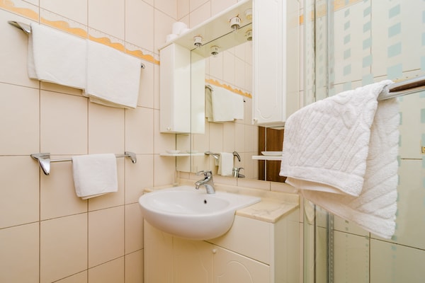 Foto van Hotel Pansion Villa Antonio - Standard Double Room 4 - BathRoom